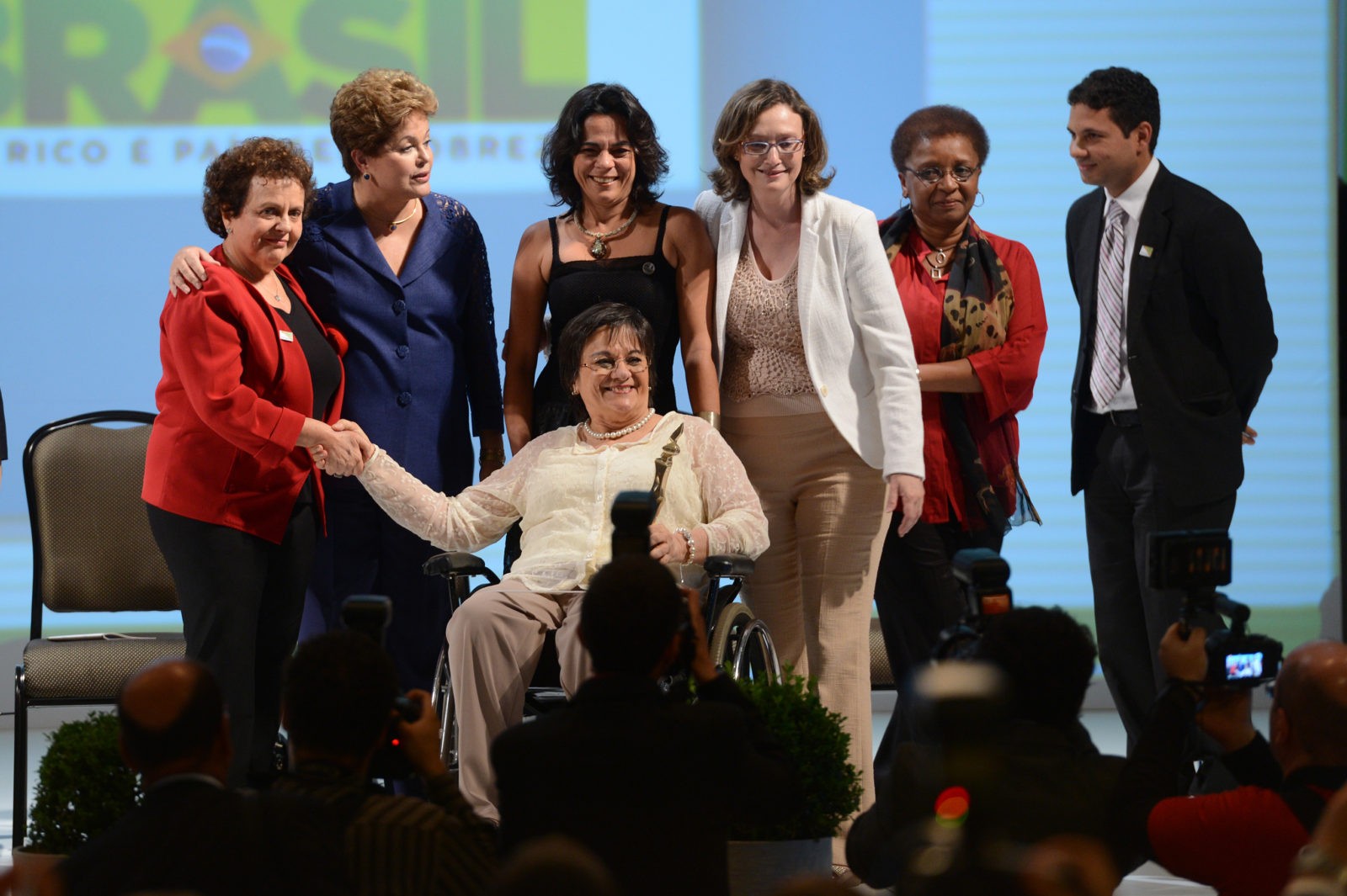 Brasília - A presidenta Dilma Rousseff participa da cerimônia de entrega do Prêmio Direitos Humanos 2013, durante o Fórum Mundial de Direitos Humanos. Na foto, Maria de Penha Maia Fernandes, que inspirou a Lei Maria da Penha que combate a violência doméstica, recebe o prêmio na categoria Igualdade de Gênero