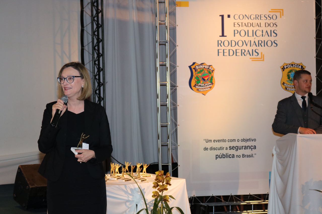 Maria do Rosário recebe homenagem da Polícia Rodoviária Federal
