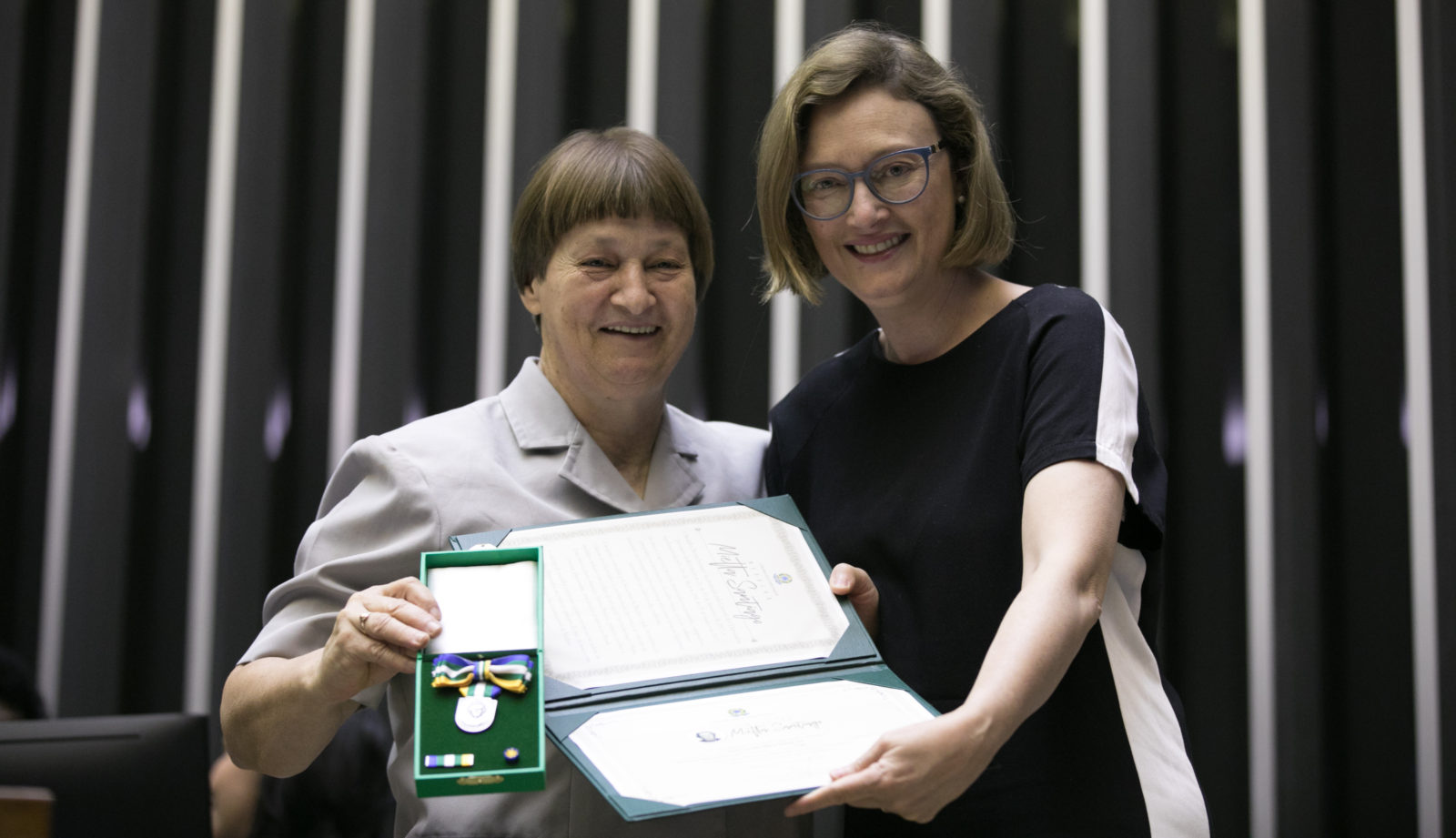 No Dia da Mulher, Irmã Lurdes recebe medalha Mietta Santiago