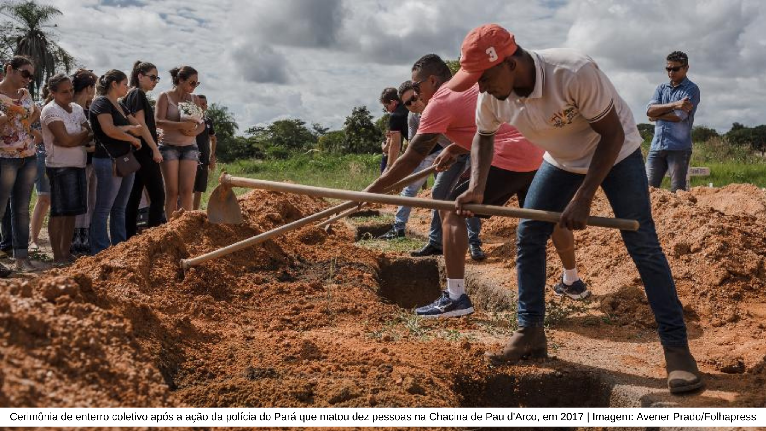 Cerimônia de enterro coletivo após a ação da polícia do Pará que matou dez pessoas na Chacina de Pau d'Arco, em 2017 Imagem: Avener Prado/Folhapress